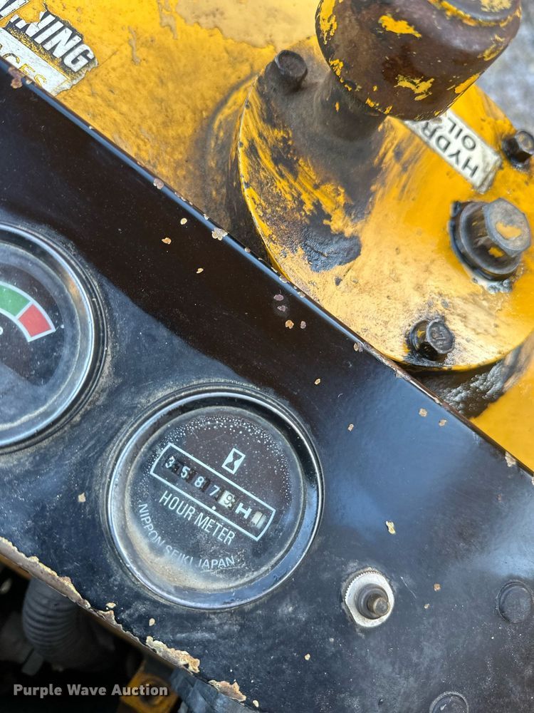 image for item DV0580 1992 John Deere 15 mini excavator