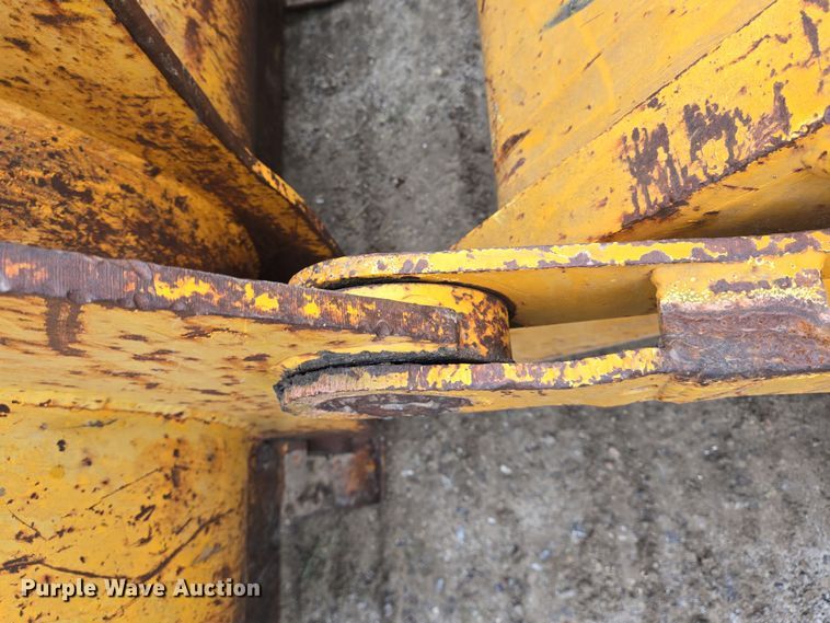 image for item DV1270 1977 John Deere 755 track loader