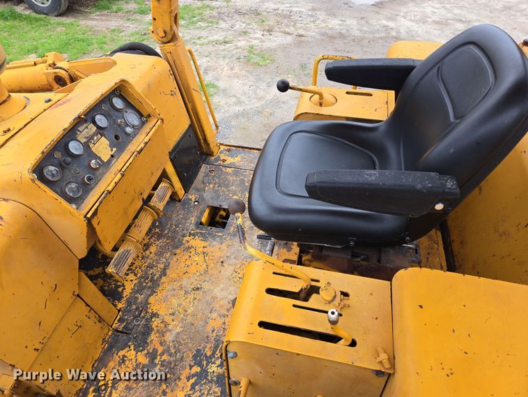 image for item DV1270 1977 John Deere 755 track loader