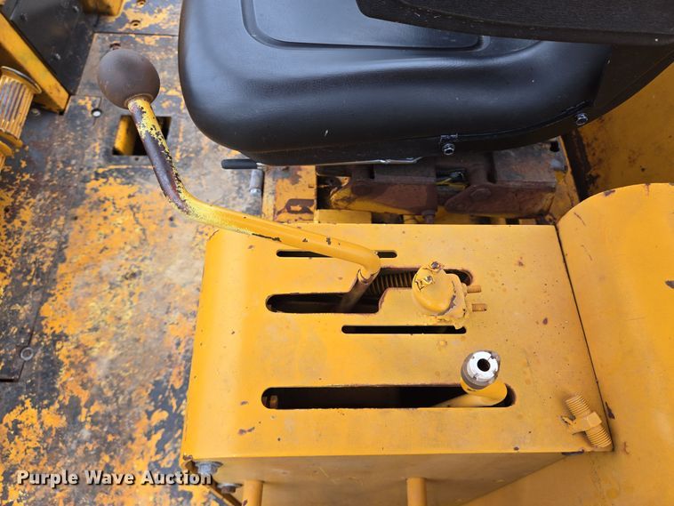 image for item DV1270 1977 John Deere 755 track loader