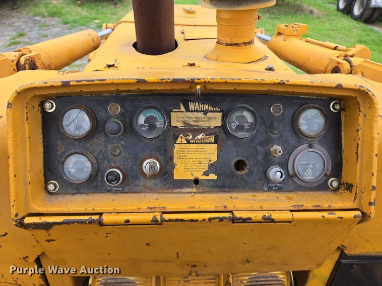 image for item DV1270 1977 John Deere 755 track loader