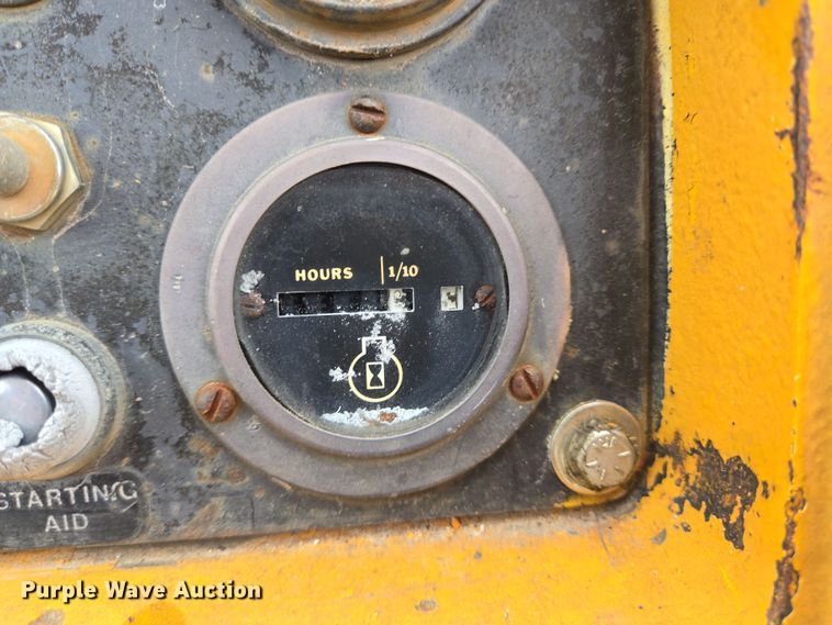 image for item DV1270 1977 John Deere 755 track loader