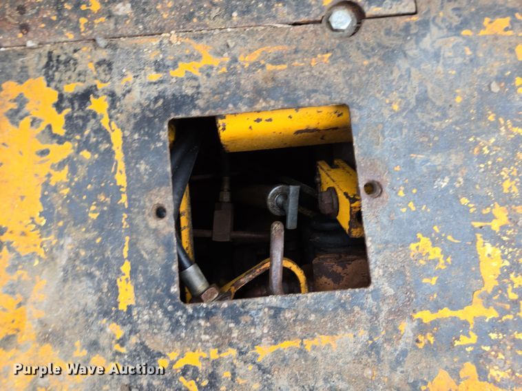 image for item DV1270 1977 John Deere 755 track loader