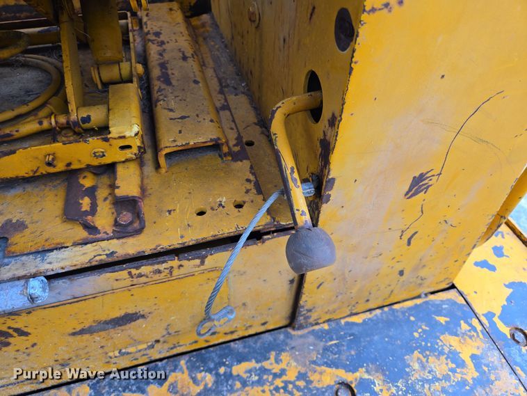 image for item DV1270 1977 John Deere 755 track loader