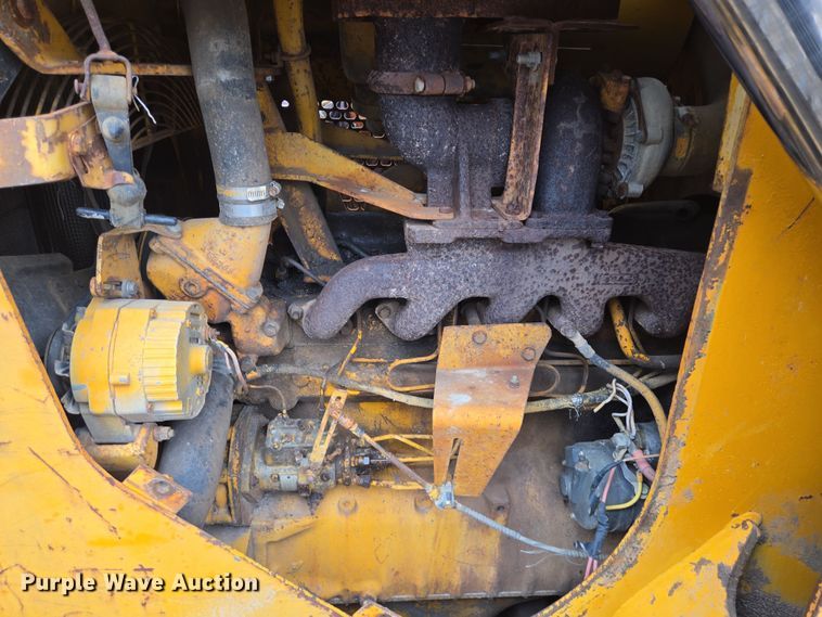 image for item DV1270 1977 John Deere 755 track loader