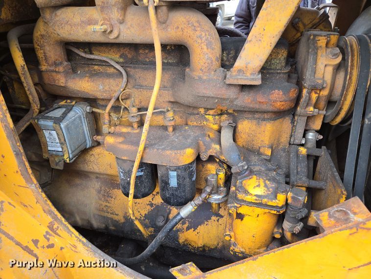 image for item DV1270 1977 John Deere 755 track loader
