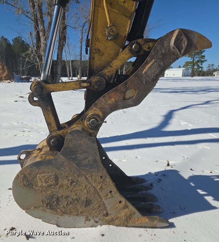 image for item DW1801 2017 Caterpillar 323F L excavator