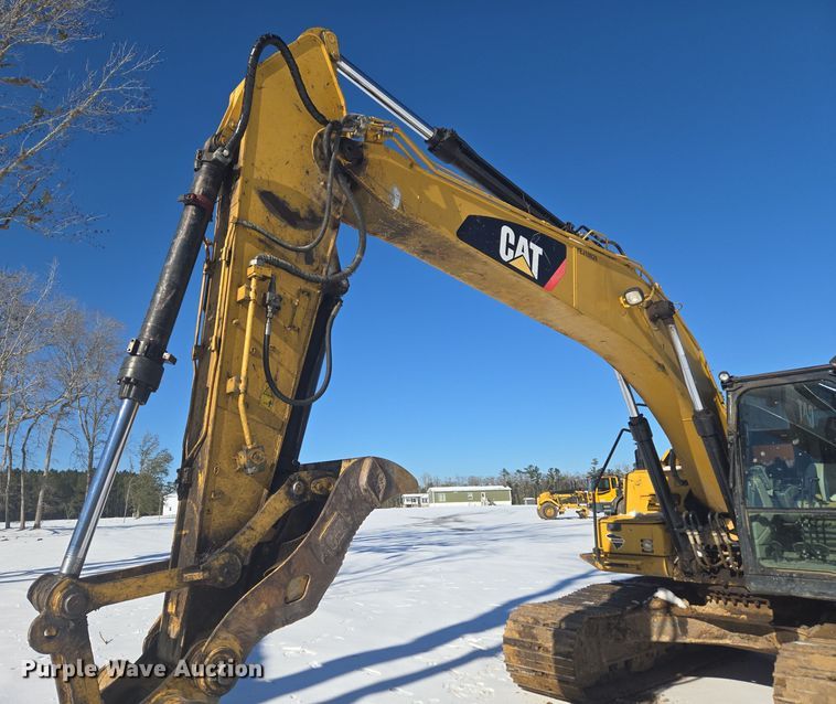 image for item DW1801 2017 Caterpillar 323F L excavator