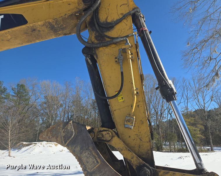 image for item DW1801 2017 Caterpillar 323F L excavator