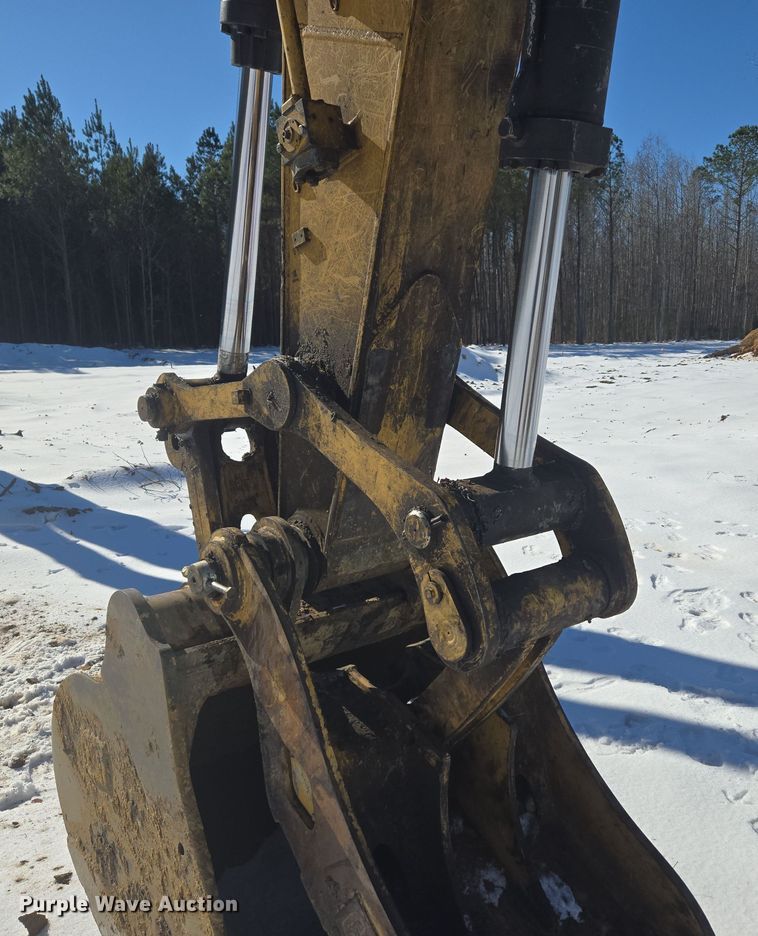 image for item DW1801 2017 Caterpillar 323F L excavator