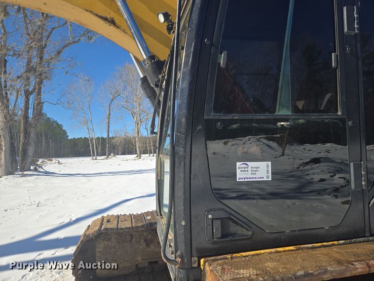 image for item DW1801 2017 Caterpillar 323F L excavator