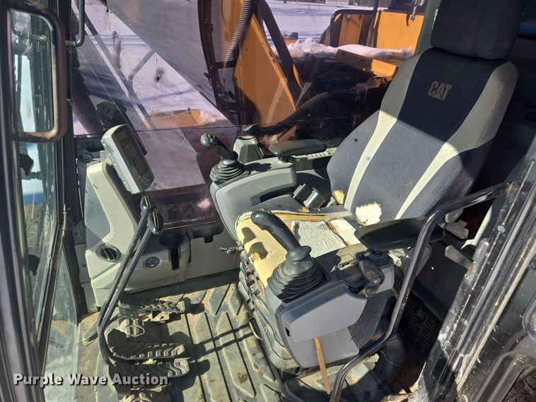 image for item DW1801 2017 Caterpillar 323F L excavator