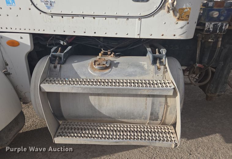 image for item DW1840 2011 Peterbilt 365 ready mix truck