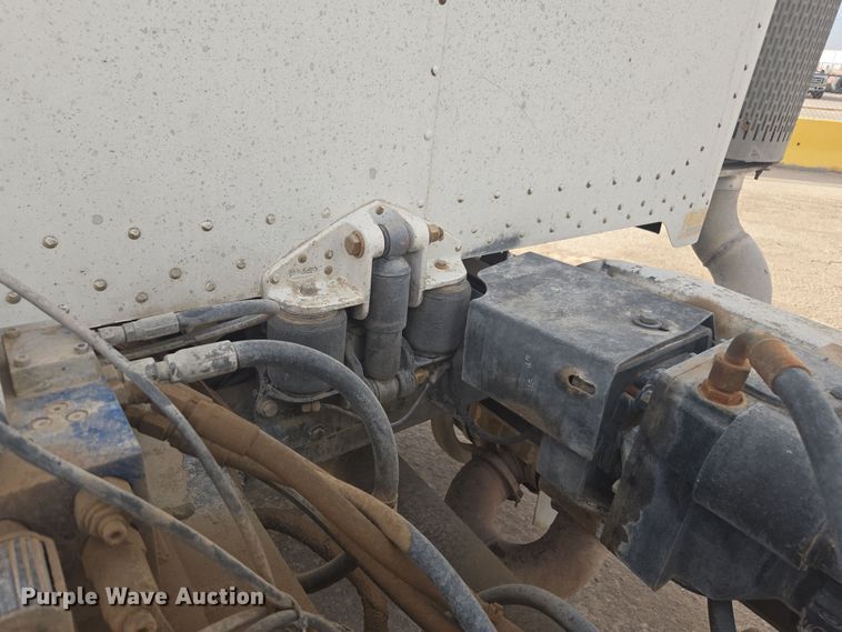 image for item DW1840 2011 Peterbilt 365 ready mix truck