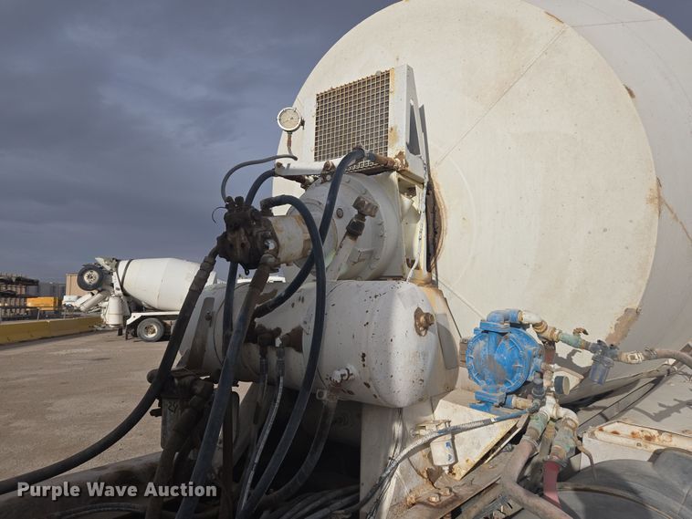 image for item DW1840 2011 Peterbilt 365 ready mix truck