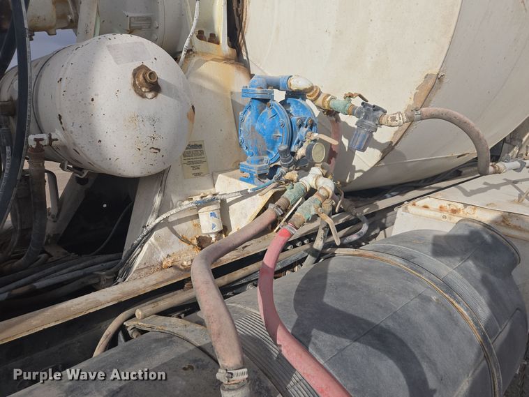 image for item DW1840 2011 Peterbilt 365 ready mix truck