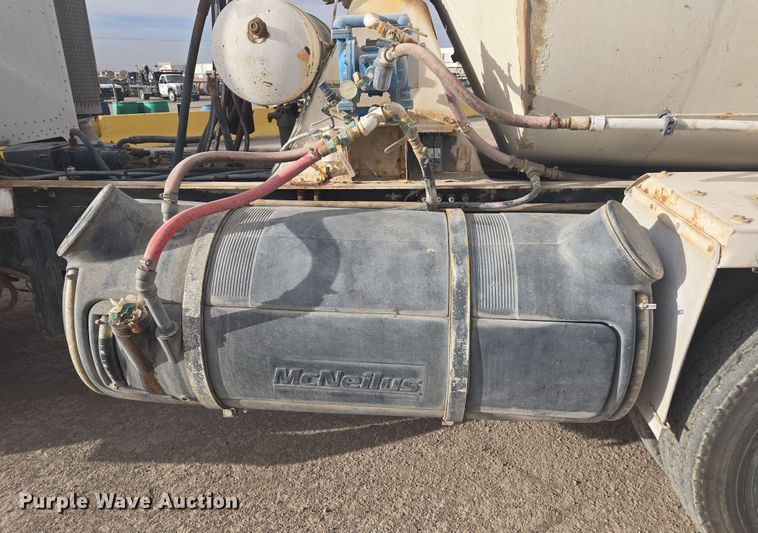 image for item DW1840 2011 Peterbilt 365 ready mix truck