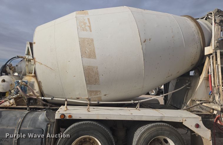 image for item DW1840 2011 Peterbilt 365 ready mix truck