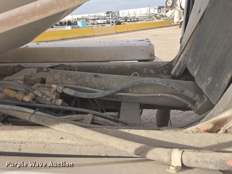 image for item DW1840 2011 Peterbilt 365 ready mix truck