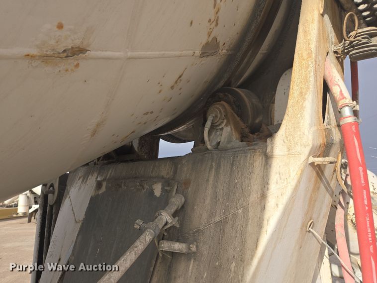 image for item DW1840 2011 Peterbilt 365 ready mix truck