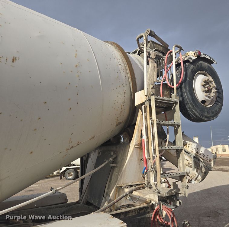 image for item DW1840 2011 Peterbilt 365 ready mix truck