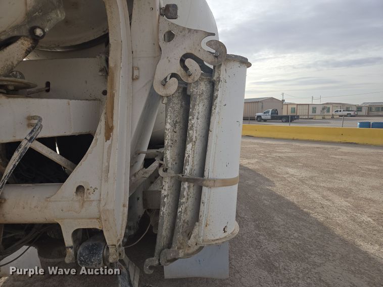 image for item DW1840 2011 Peterbilt 365 ready mix truck