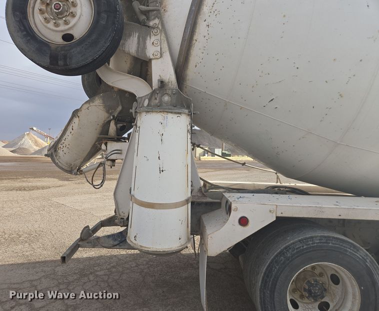 image for item DW1840 2011 Peterbilt 365 ready mix truck