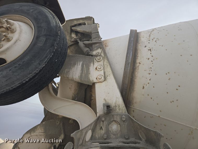 image for item DW1840 2011 Peterbilt 365 ready mix truck