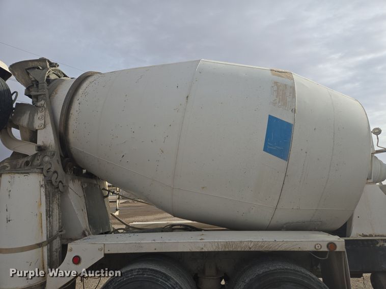 image for item DW1840 2011 Peterbilt 365 ready mix truck