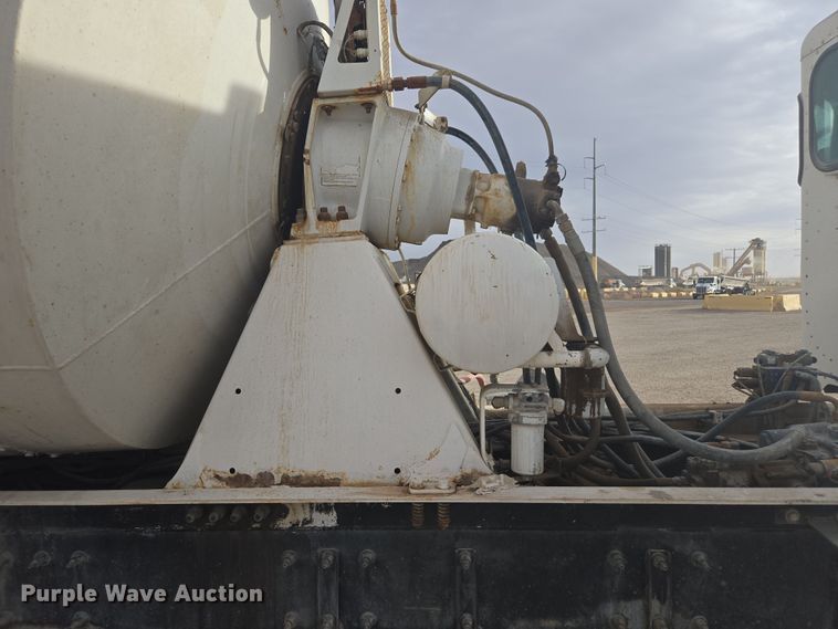 image for item DW1840 2011 Peterbilt 365 ready mix truck