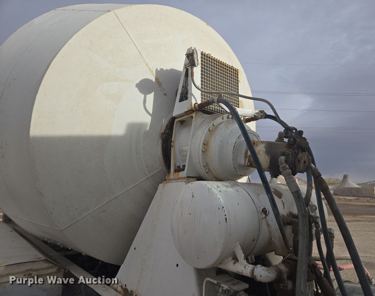 image for item DW1840 2011 Peterbilt 365 ready mix truck