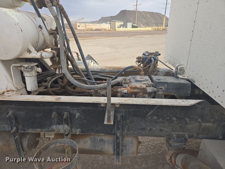 image for item DW1840 2011 Peterbilt 365 ready mix truck