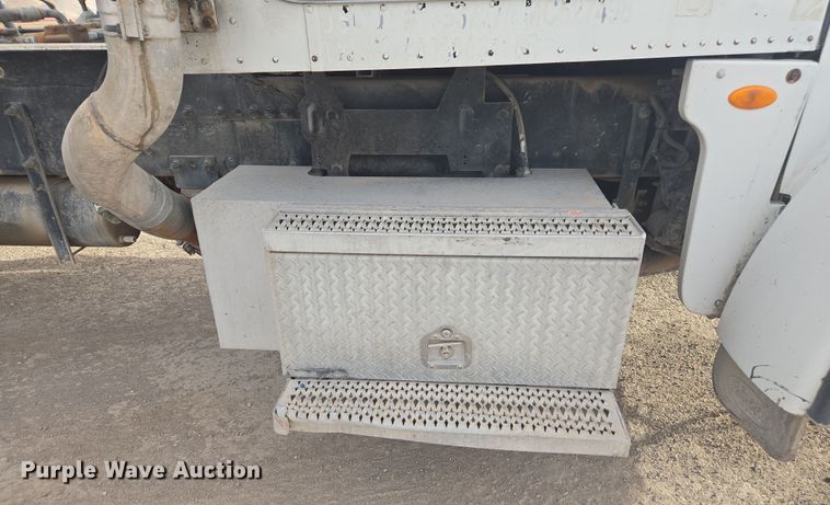 image for item DW1840 2011 Peterbilt 365 ready mix truck