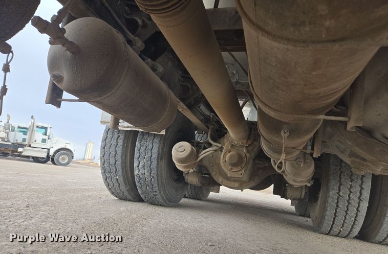 image for item DW1840 2011 Peterbilt 365 ready mix truck