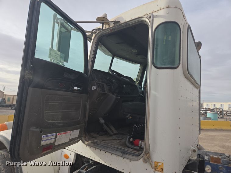 image for item DW1840 2011 Peterbilt 365 ready mix truck