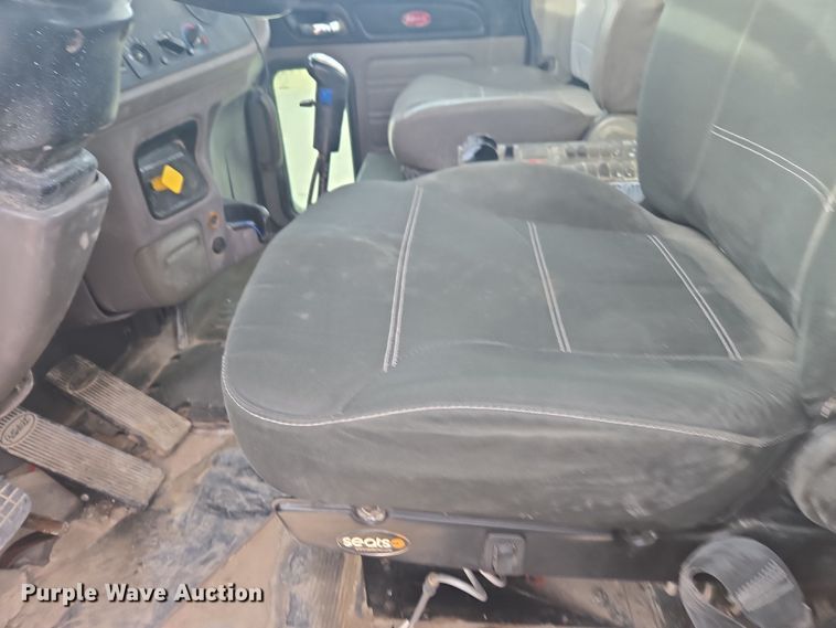 image for item DW1840 2011 Peterbilt 365 ready mix truck