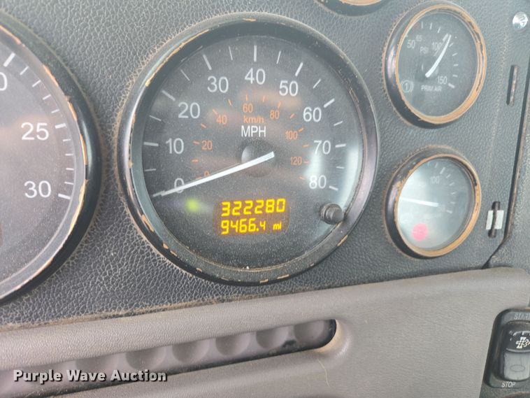 image for item DW1840 2011 Peterbilt 365 ready mix truck