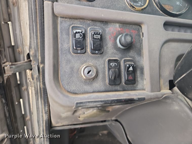 image for item DW1840 2011 Peterbilt 365 ready mix truck