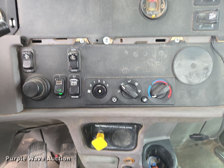 image for item DW1840 2011 Peterbilt 365 ready mix truck