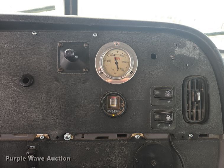 image for item DW1840 2011 Peterbilt 365 ready mix truck