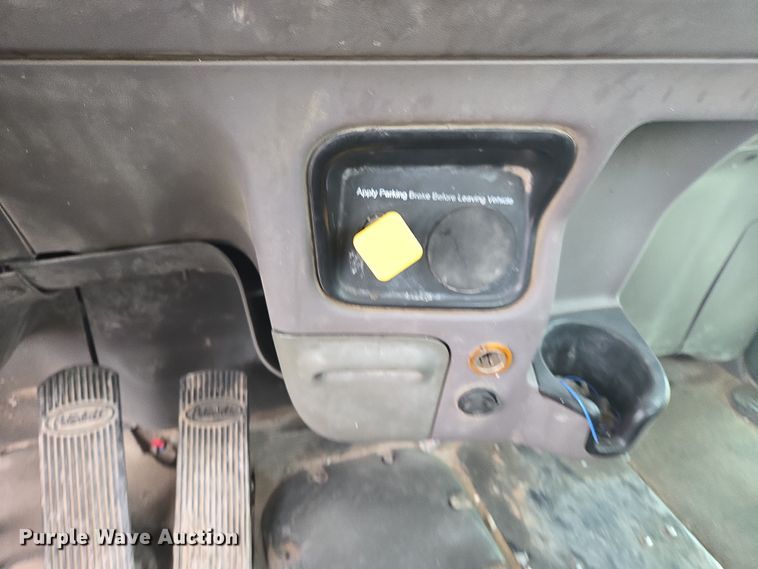 image for item DW1840 2011 Peterbilt 365 ready mix truck