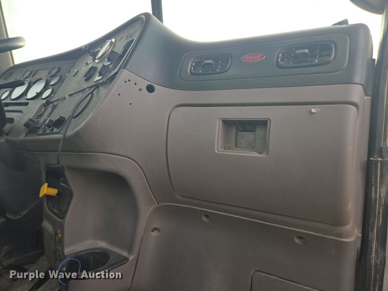 image for item DW1840 2011 Peterbilt 365 ready mix truck