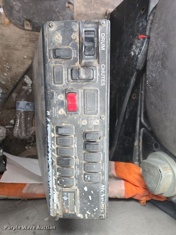 image for item DW1840 2011 Peterbilt 365 ready mix truck