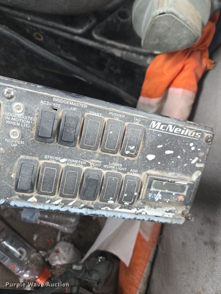 image for item DW1840 2011 Peterbilt 365 ready mix truck