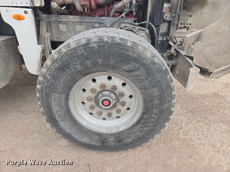 image for item DW1840 2011 Peterbilt 365 ready mix truck