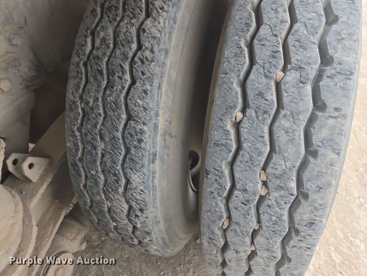 image for item DW1840 2011 Peterbilt 365 ready mix truck