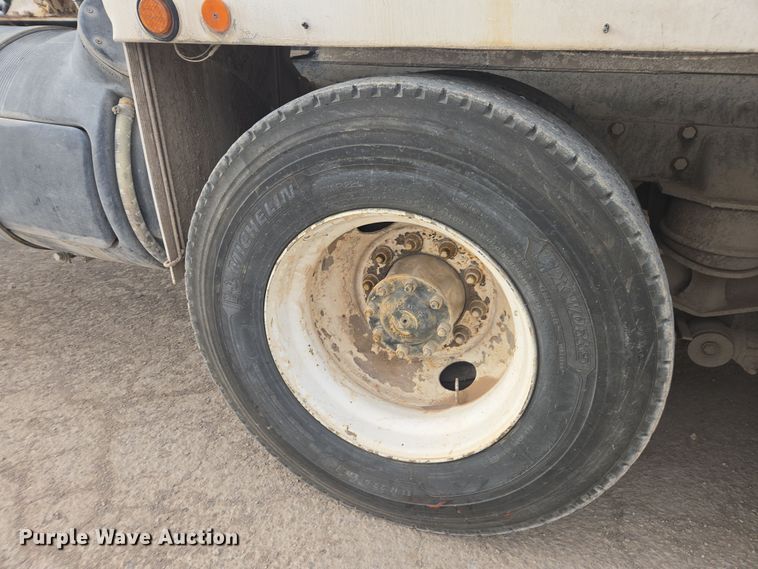 image for item DW1840 2011 Peterbilt 365 ready mix truck