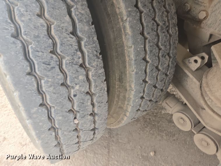 image for item DW1840 2011 Peterbilt 365 ready mix truck