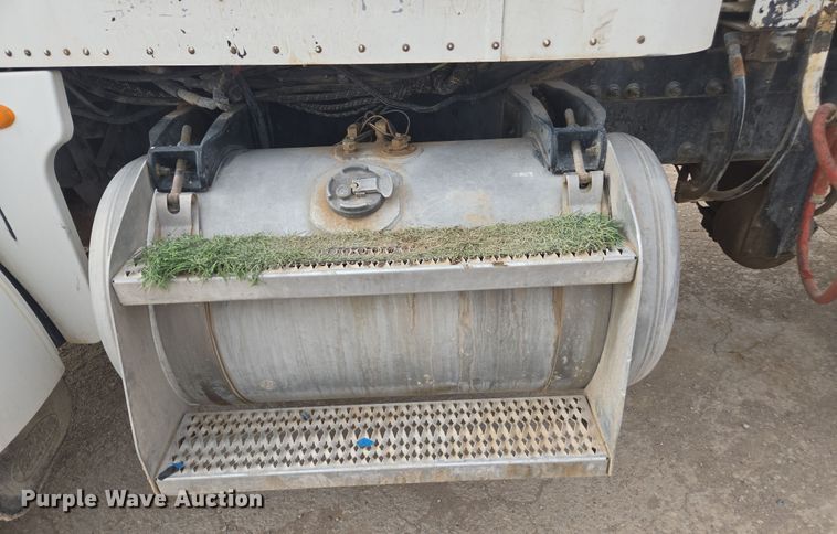 image for item DW1847 2011 Peterbilt 365 ready mix truck