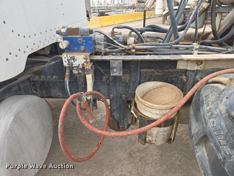 image for item DW1847 2011 Peterbilt 365 ready mix truck